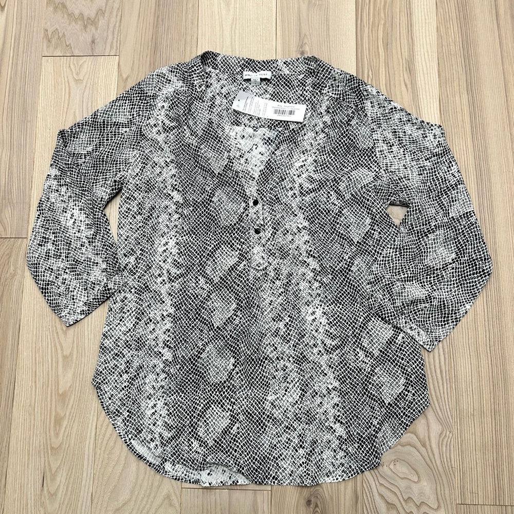 Amour Vert Amy Serpentine Blouse Size Large Washable 100% Silk 3/4 Sleeve